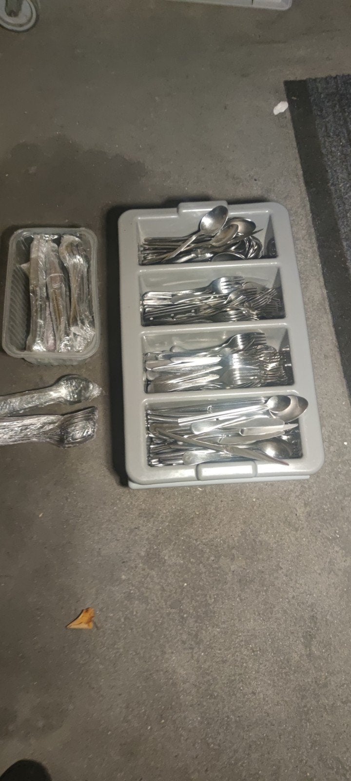 150 couverts complets, Maison & Meubles, Enlèvement