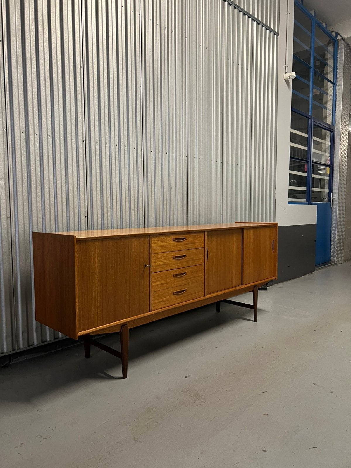 Vintage Teak Lowboard, Ophalen, Zo goed als nieuw, Met deur(en)