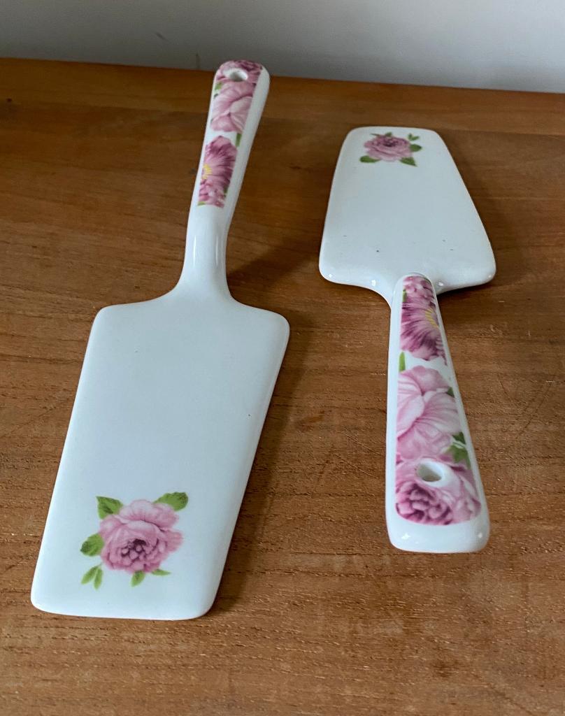 2 Pelles à gâteau en porcelaine en très très bon état, Enlèvement