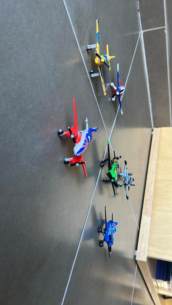 Avions jouets, Enlèvement, Comme neuf