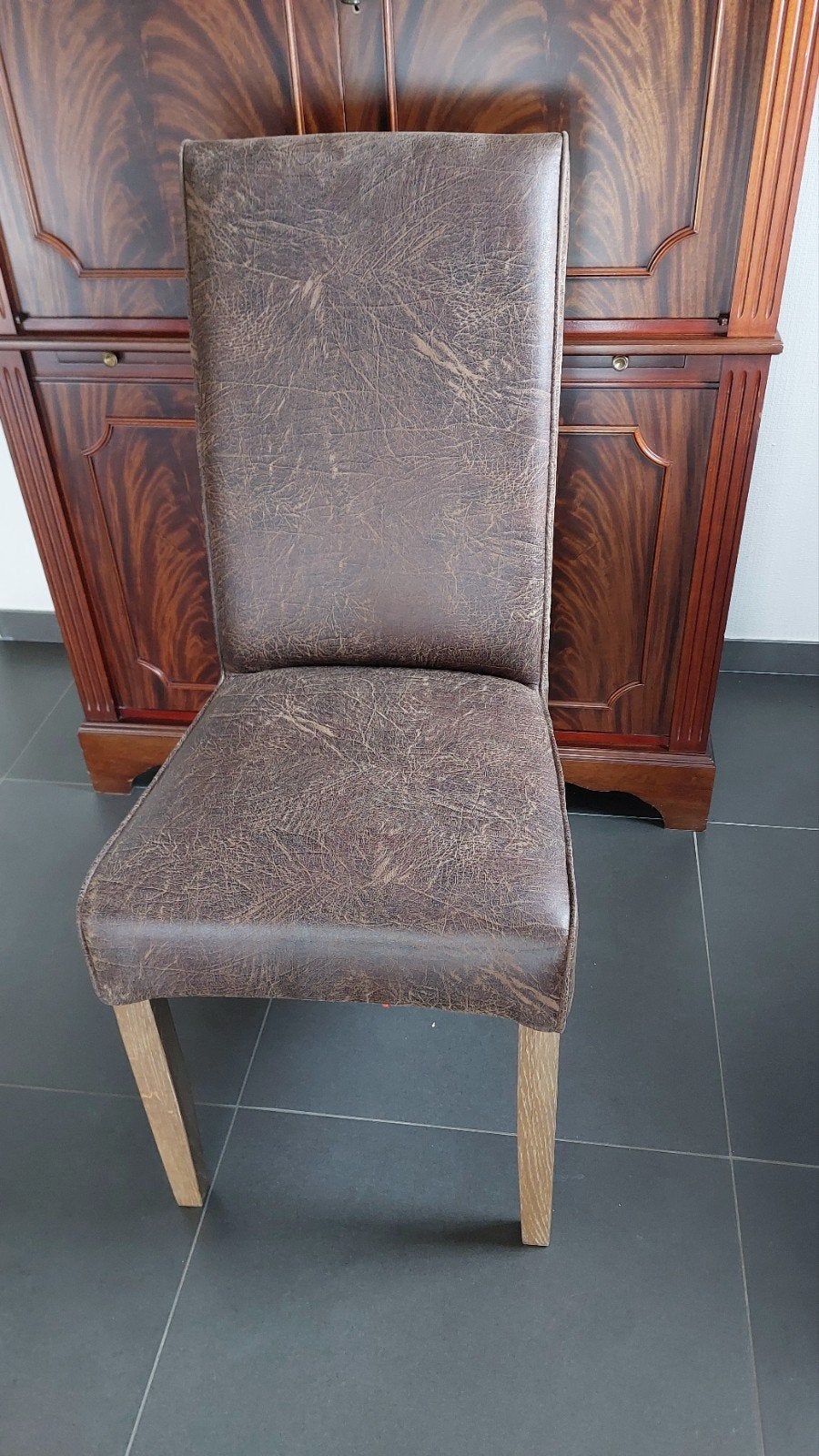 6 Très belles chaises, Enlèvement