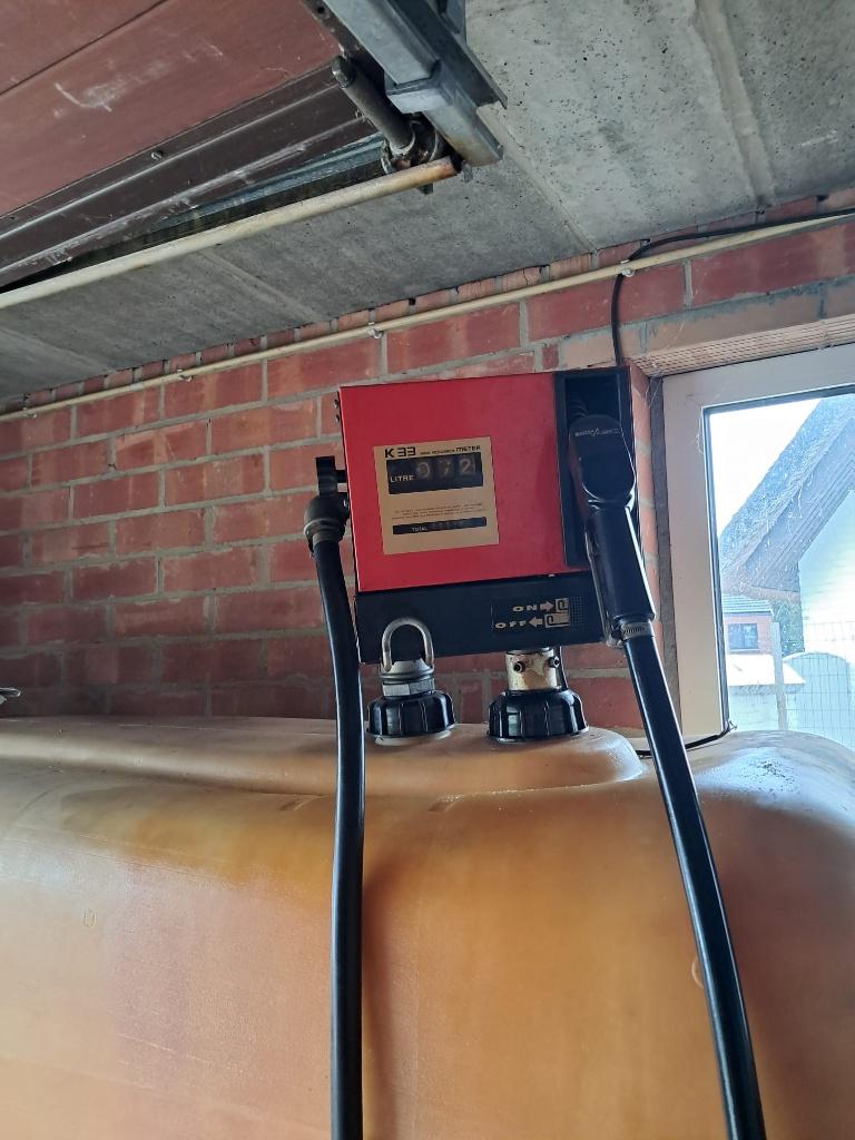 Plastiek Tank 2500L. met tankpomp met teller., Ophalen