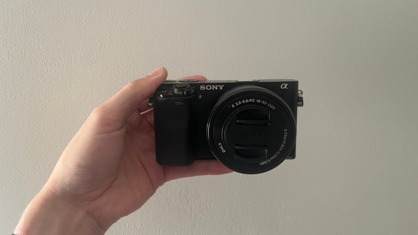 Sony A6000 + Kitlens 16-50mm, Audio, Tv en Foto, Fotocamera's Digitaal, Ophalen, Zo goed als nieuw, Accu, Sony