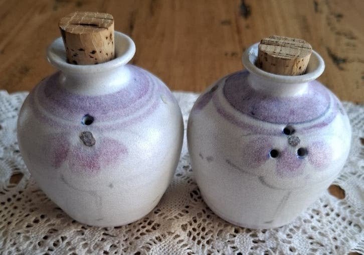 Gemerkte potterie peper en zoutvaatjes met roze bloemen, Antiek en Kunst, Ophalen of Verzenden