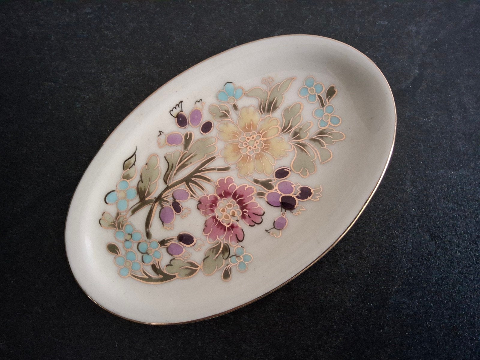 plat en porcelaine à bords dorés de ZSOLNAY Hongrie, Antiquités & Art, Enlèvement ou Envoi