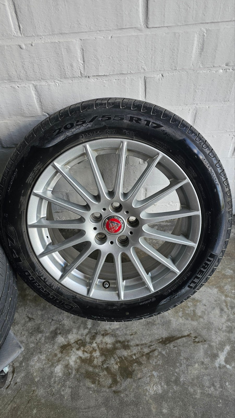 Te koop orginele Jaguarvelgen met banden voor type XE, Ophalen, Band(en)