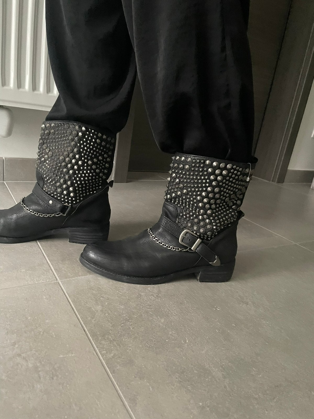 Bottillons cuir cloutés, Vêtements | Femmes, Chaussures, Enlèvement ou Envoi, Boots et Botinnes, Porté, Noir