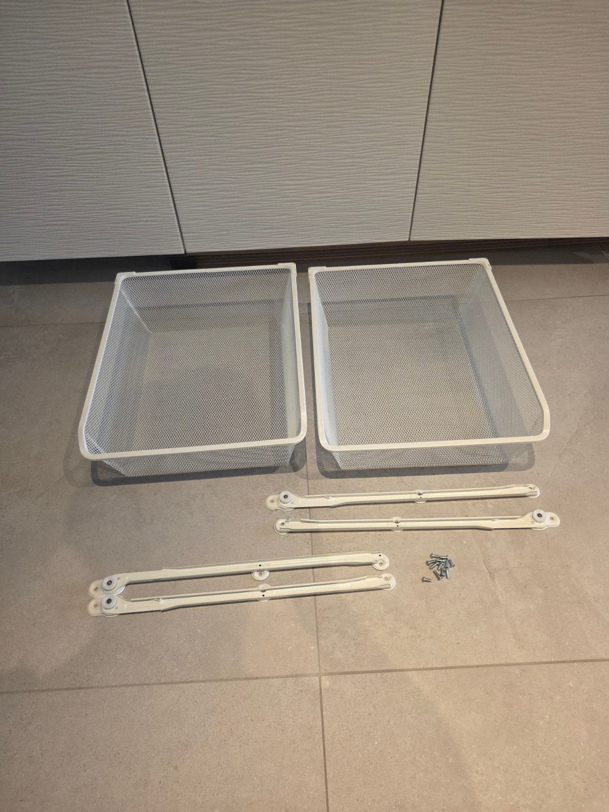 Komplement IKEA manden van wit metaal, Ophalen, Zo goed als nieuw, Wit, Metaal