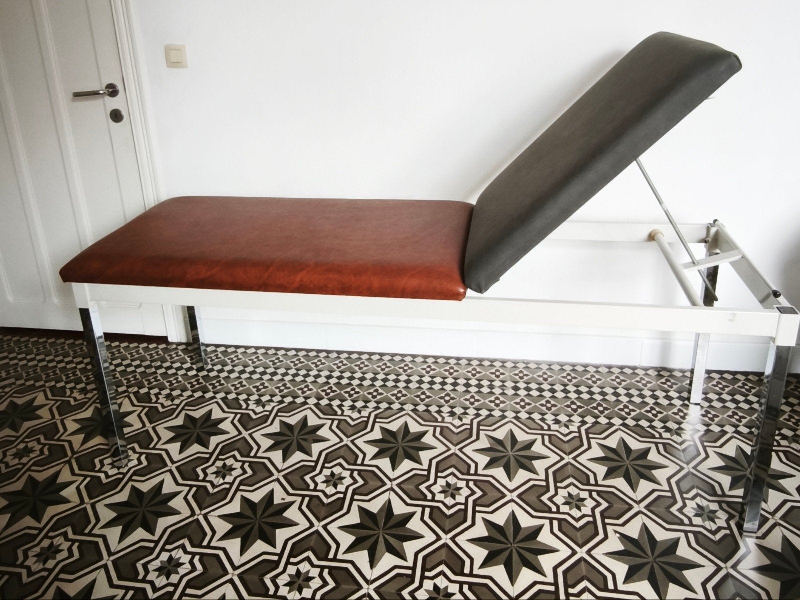 Table de soins fixe avec dossier ajustable, Sports & Fitness, Enlèvement, Table de massage