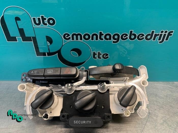 Panneau de commandes chauffage d'un Toyota Yaris Verso (Yari, -, 3 mois de garantie, Toyota, Utilisé