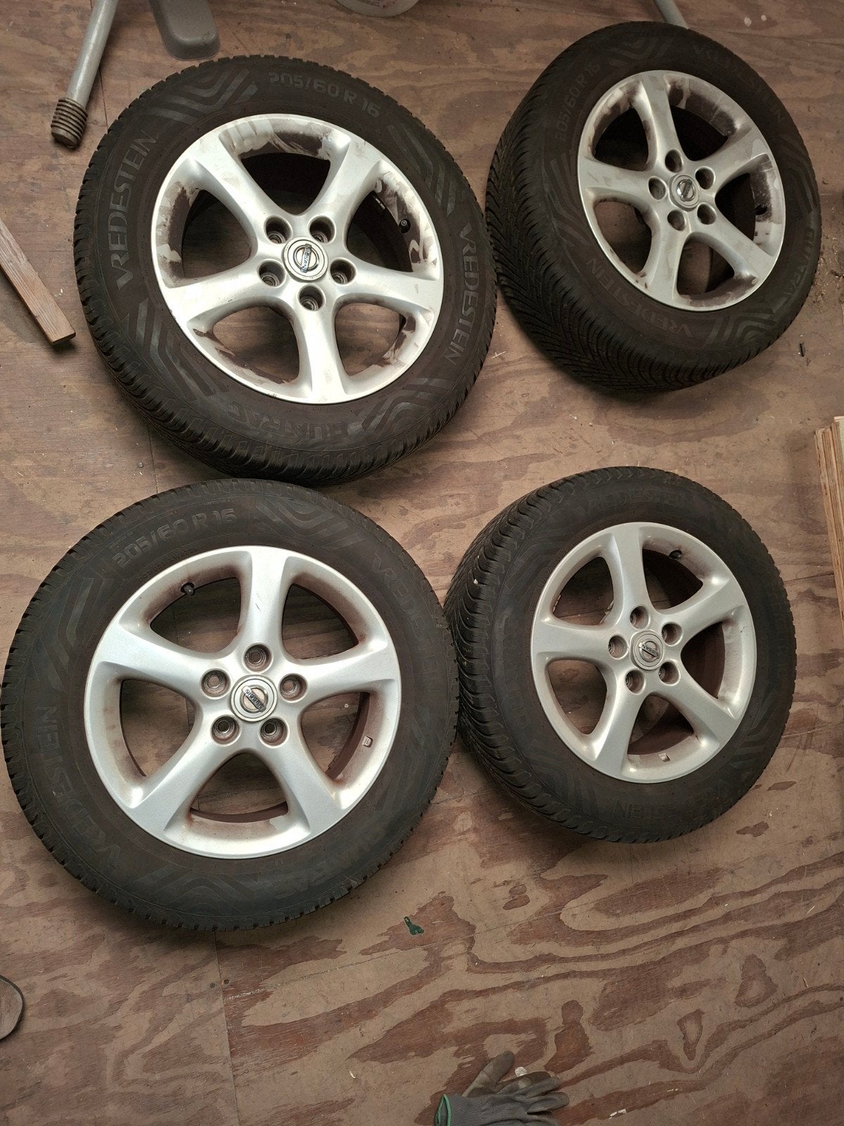 Jantes Nissan d'origine + bons pneus 4 saisons, Enlèvement, Pneu(s)
