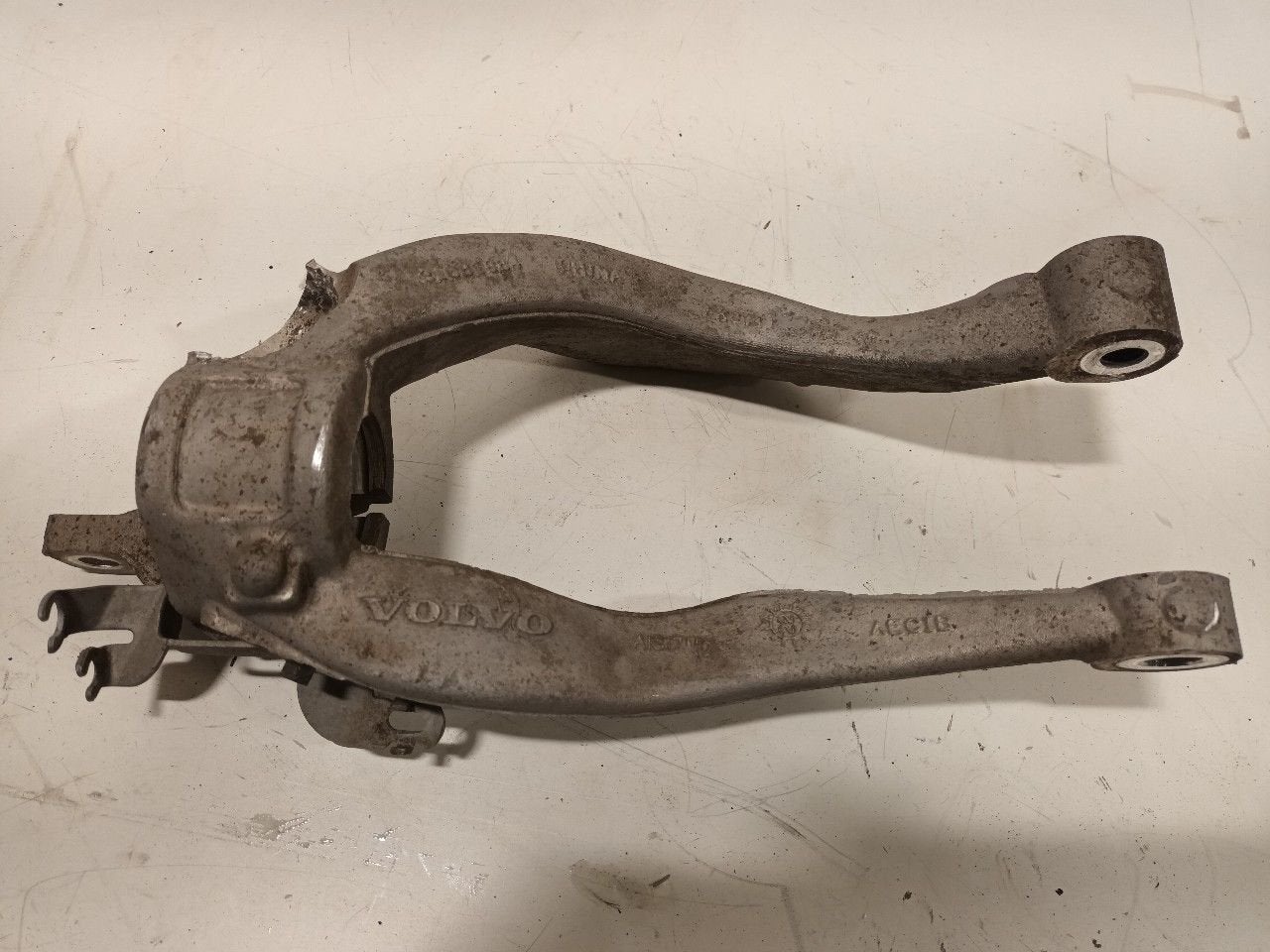 Draagarm rechts voor Volvo XC60, Onderdelen@venauto.nl, Van der Ven Autorecycling B.V., Gebruikt, Ettenseweg 76, 4706 PB Roosendaal, The Netherlands