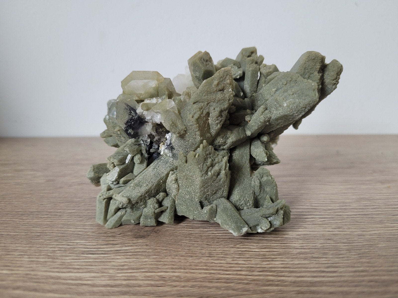 Chloriet-Kwarts Cluster – 328 gram – Pakistan, Verzamelen, Mineralen en Fossielen, Ophalen of Verzenden