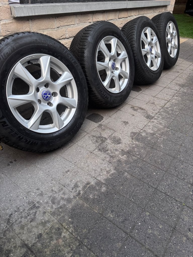 Originele VW velgen + 215/65 R16 Michelin winterbanden, Auto-onderdelen, Banden en Velgen, Velg(en), 16 inch, Personenwagen, Gebruikt