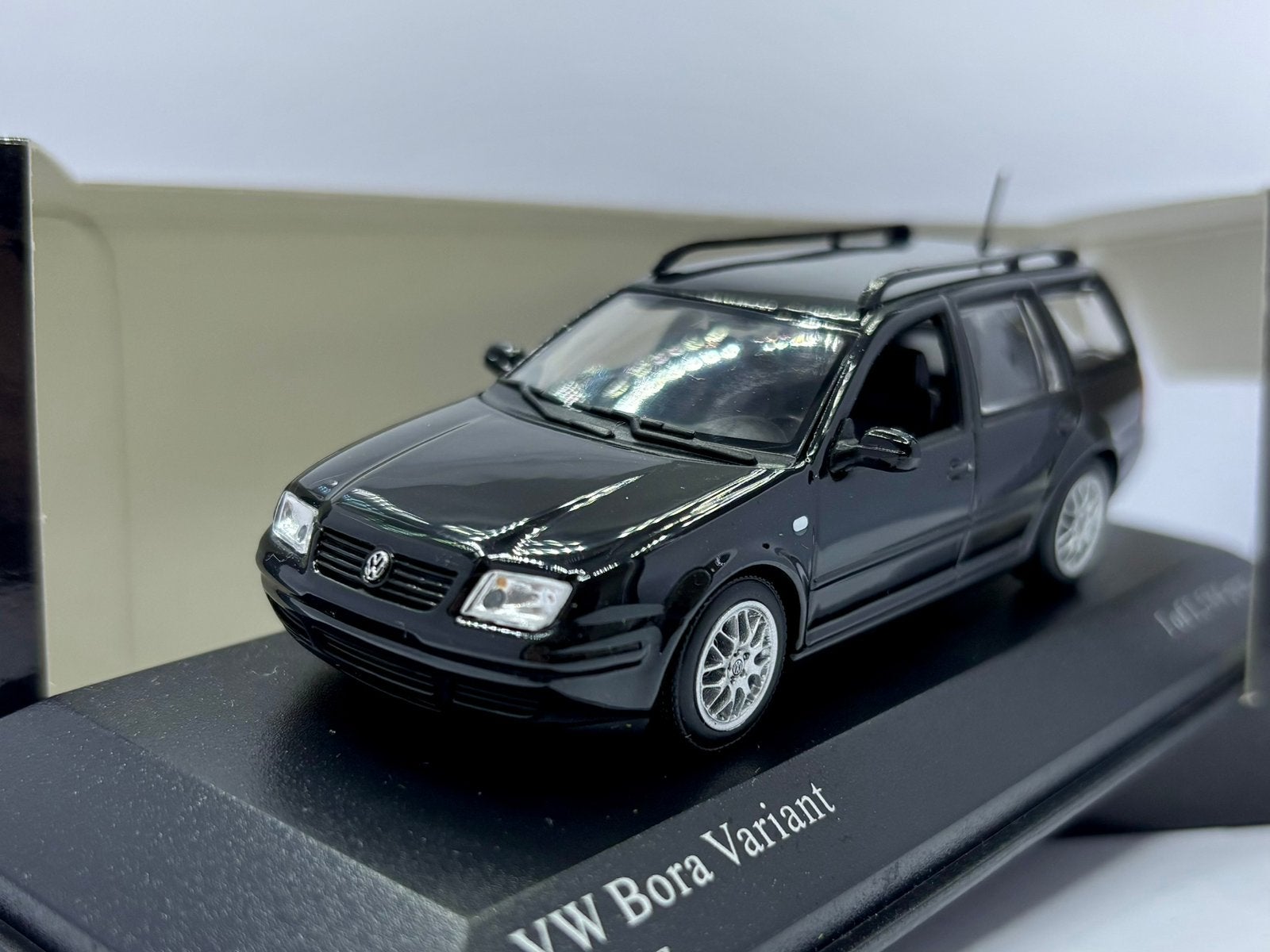 1:43 Volkswagen bora variant 1999 - MINICHAMPS, Hobby & Loisirs créatifs, Enlèvement ou Envoi, Comme neuf, MiniChamps