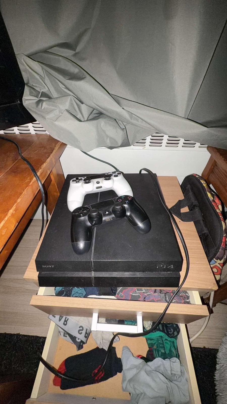 Playstation 4 met 2 controllers en oplaadcentrum, Ophalen, 500 GB, Met 2 controllers, Zo goed als nieuw