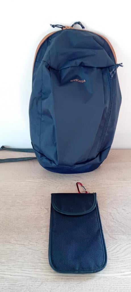 Sac à dos bleu Quechua avec pochette, Autres marques, Enlèvement ou Envoi, Moins de 25 cm, Neuf