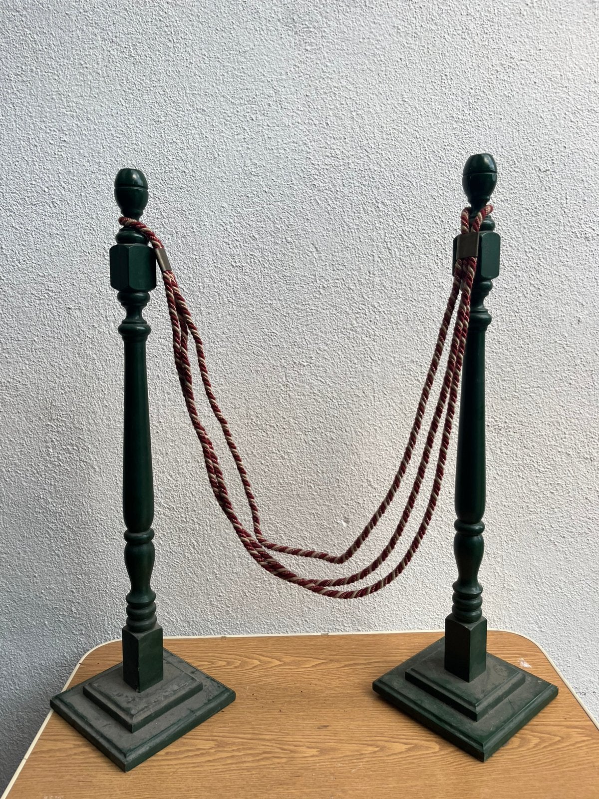 Support ancien avec barrière de zone de corde, Enlèvement