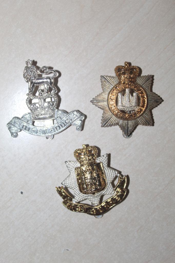 3x Britse insignes, Enlèvement ou Envoi, Armée de terre, Ruban, Médaille ou Ailes