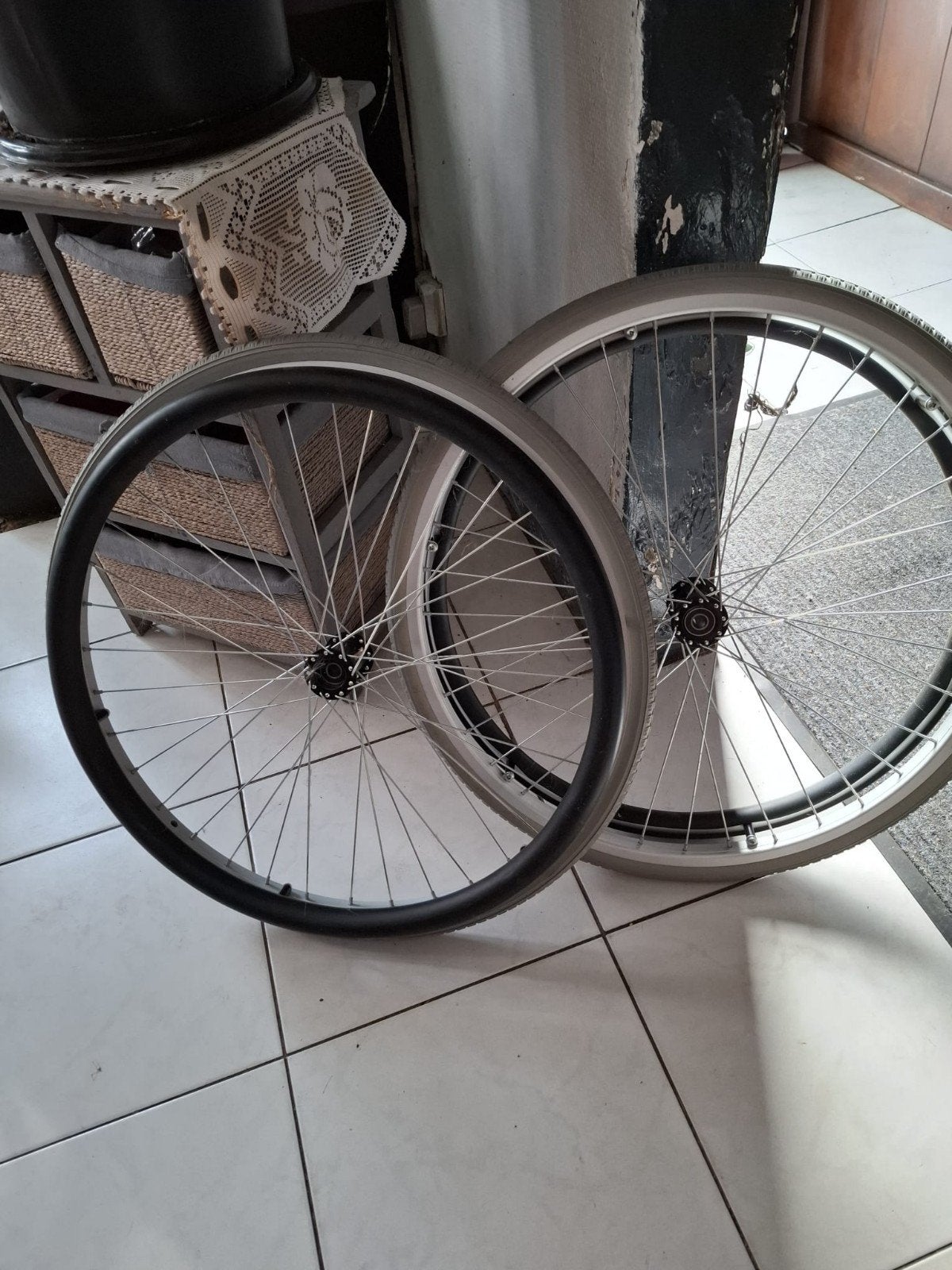 Une paire de roue plus une paire de mains courantes, Enlèvement, Neuf, Pneu, Aluminium