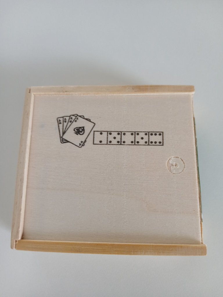 Houten doos met kaartspel en 5 dobbelstenen nieuw!, Ophalen of Verzenden, Nieuw