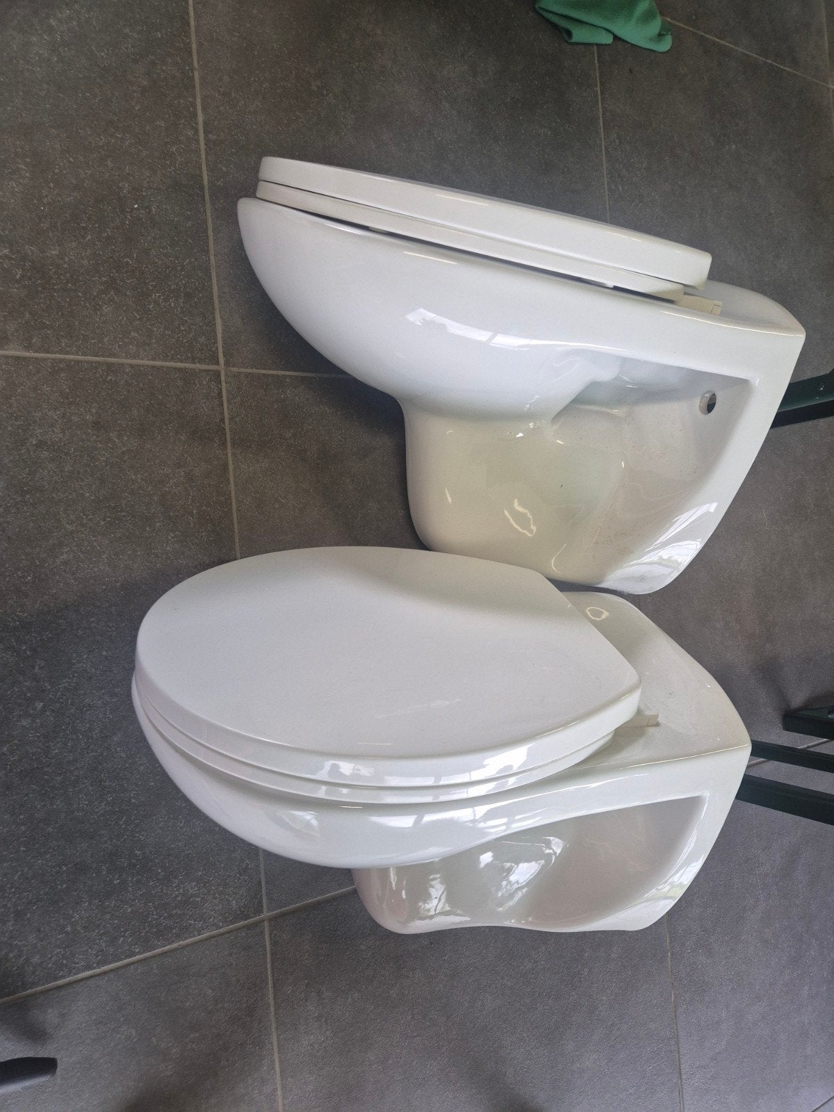 2 hangtoiletten met wcbril en wcdeksel, Ophalen