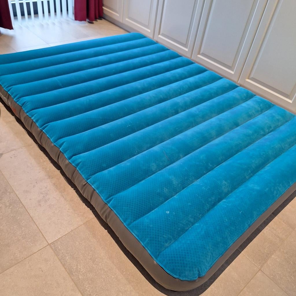 Luchtmatras / luchtbed 140 op 200 en dikte 18cm met pomp, Caravanes & Camping, Matelas pneumatiques, Enlèvement, 2 personnes
