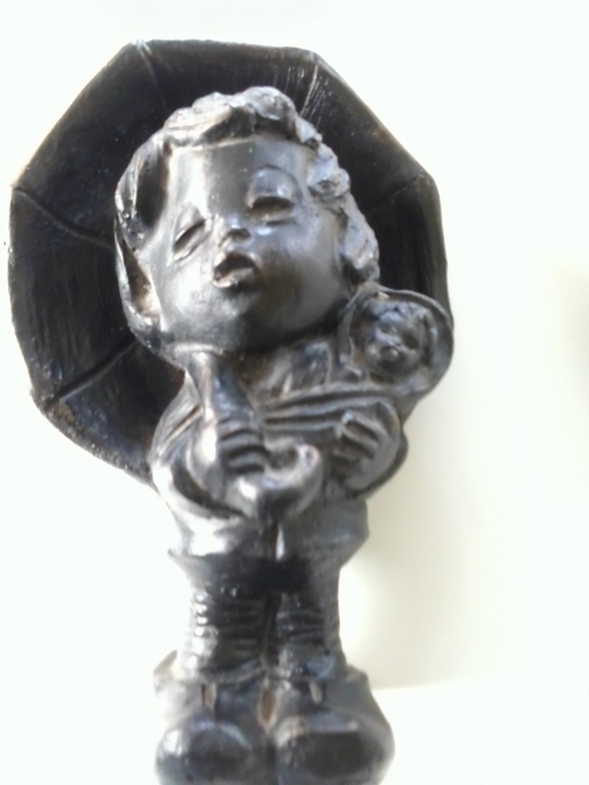 mooi bronzen kind met paraplu getekend Herselt richting West, Antiek en Kunst, Ophalen