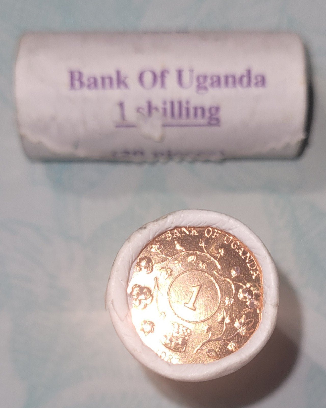 Een rol van 1 schelling van uganda, Ophalen