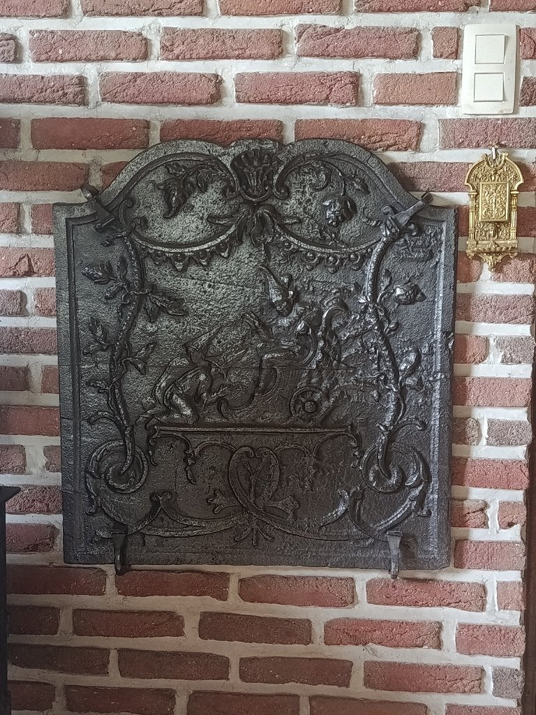 Plaque en fonte ancienne de cheminée, Enlèvement