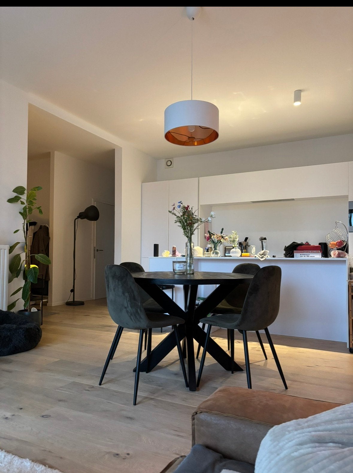 Zwarte ronde eettafel met 4 stoelen, Huis en Inrichting, Ophalen, Rond, Zo goed als nieuw, Vier personen