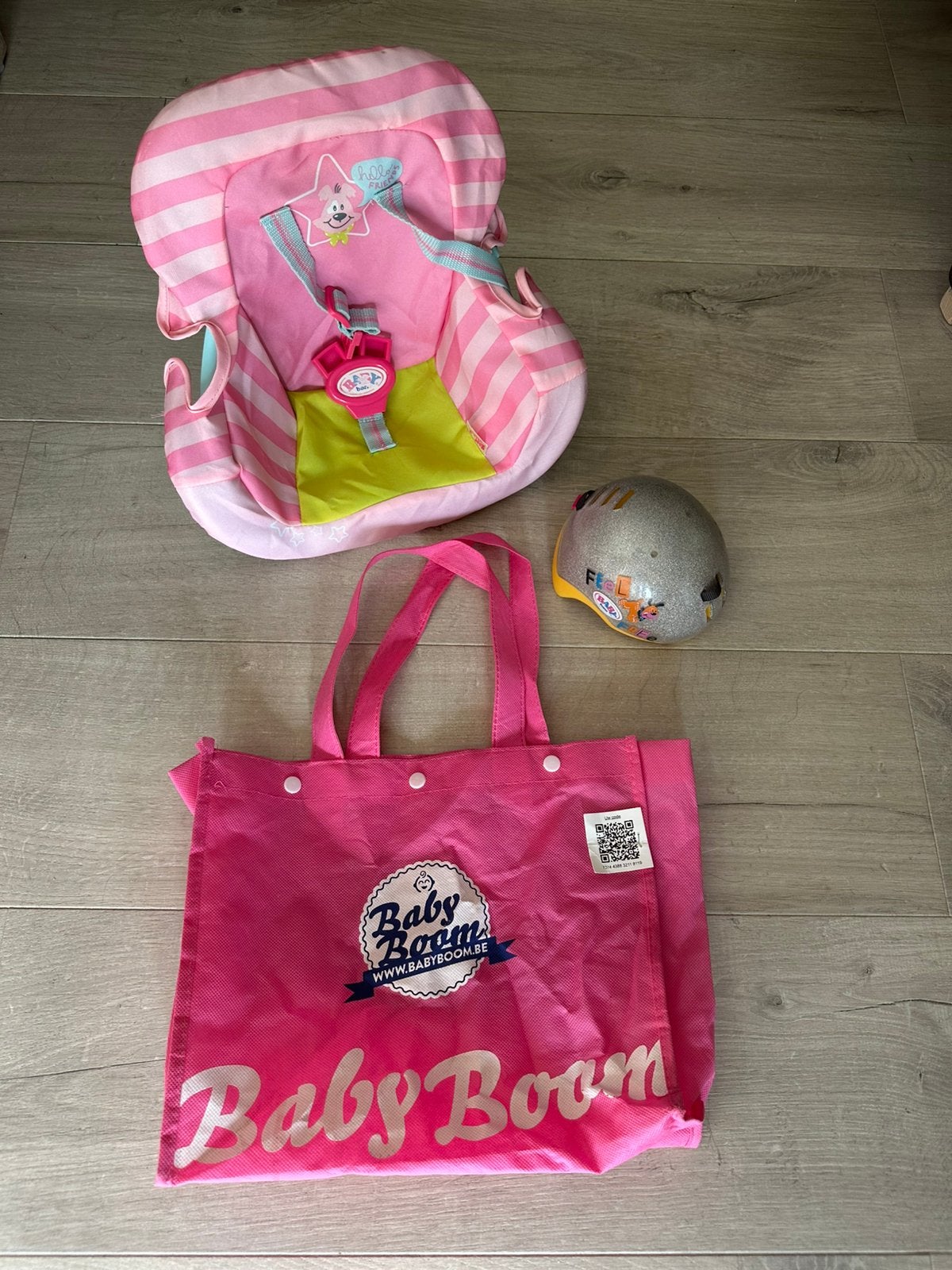 Baby Born fietsstoeltje , helm en zakje., Enfants & Bébés, Jouets | Jouets de bébé, Enlèvement, Comme neuf