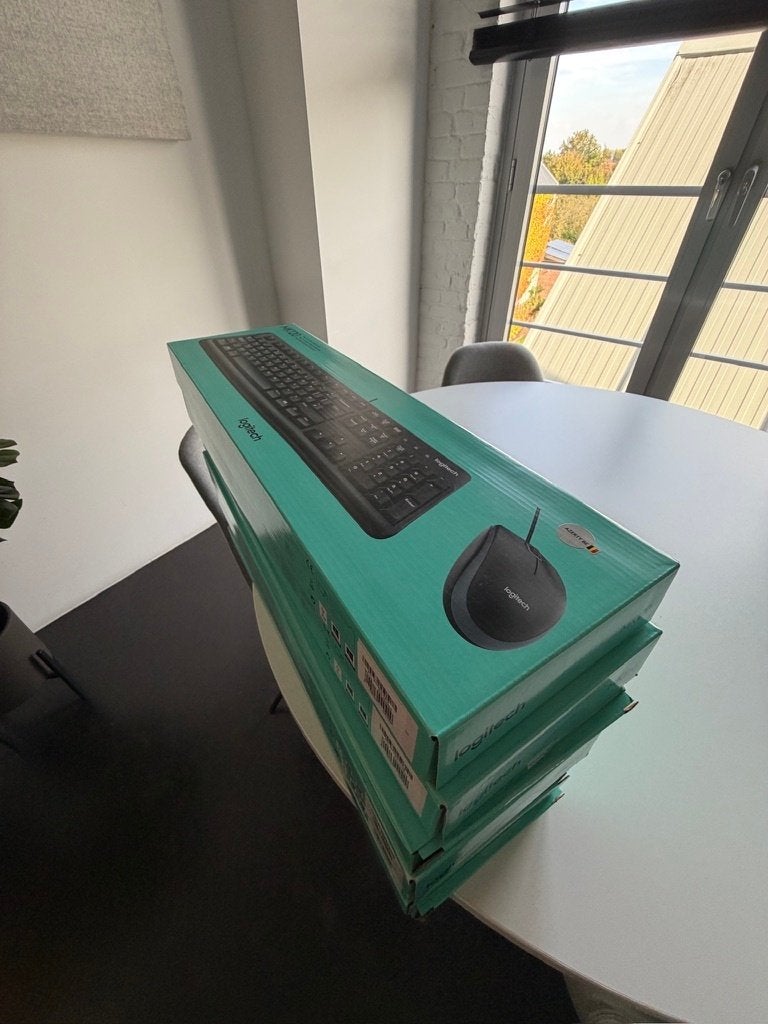 7 nieuwe Logitech toetsenborden AZERTY, Computers en Software, Ophalen, Azerty, Nieuw