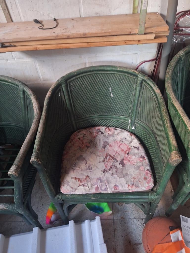 Gratis 4 hout stoelen en een bureau stoel., Enlèvement