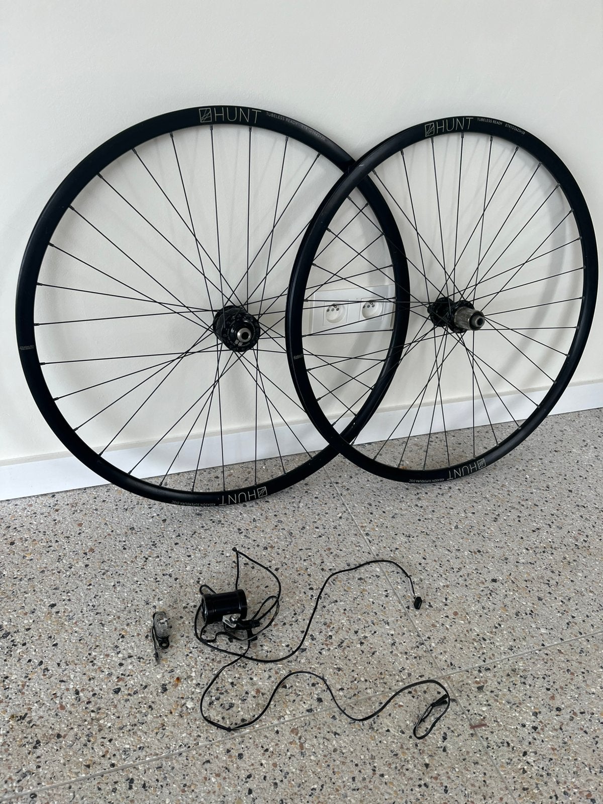 Roues Hunt Superdura Disc avec dynamo SonLux + lumières, Vélos & Vélomoteurs, Vélos Pièces, Enlèvement ou Envoi, Gravelbike, Utilisé