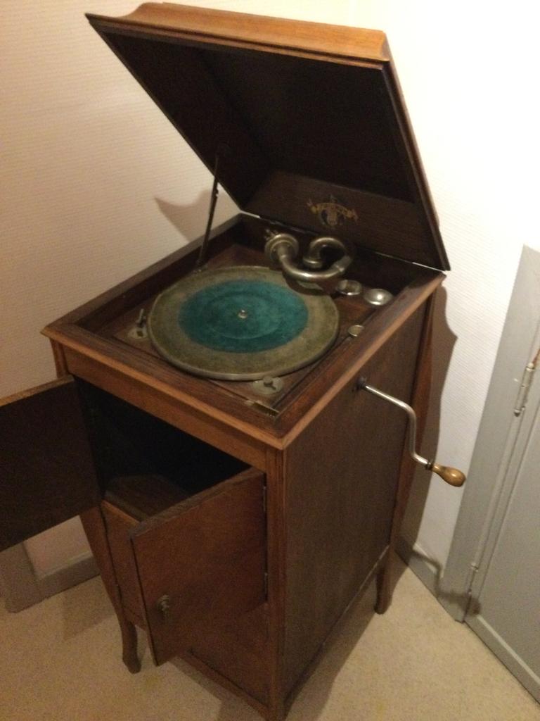Grammofoon uit de jaren 1900 in werkende staat, Ophalen