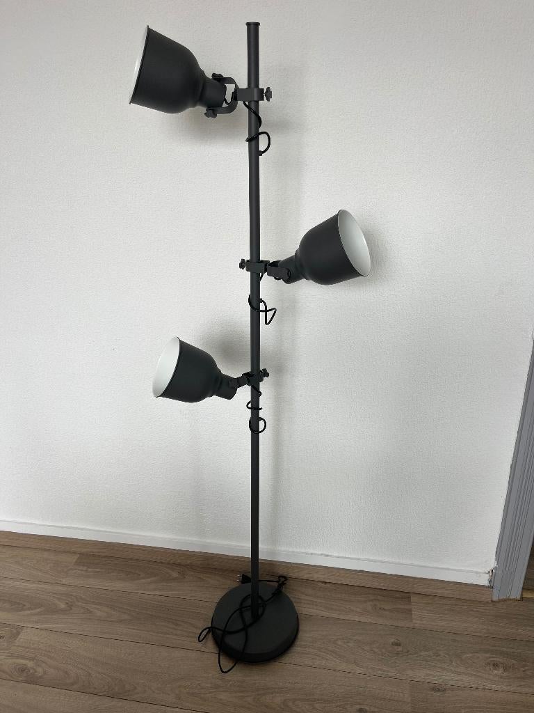 Lampadaire 3 spots orientables – style industriel - Bon état, Maison & Meubles, Comme neuf, Métal, Industriel, sobre, moderne