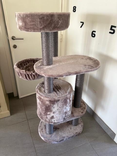 CAT TREE (1 jaar) merk Petrebels in onberispelijke staat, Dieren en Toebehoren, Ophalen, Zo goed als nieuw