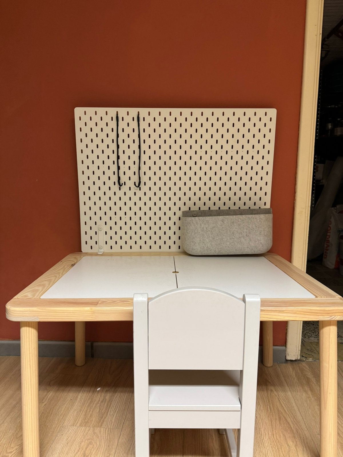 Flisat ikea + kinderstoel sundvik + pegboard skadis, Enlèvement, Utilisé