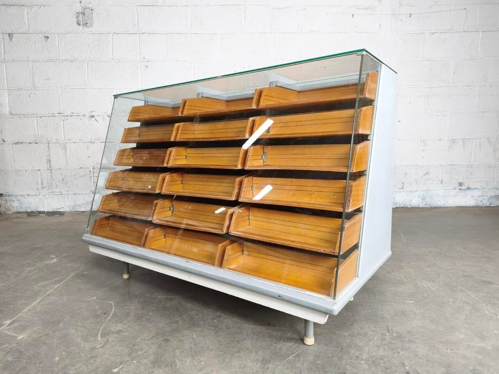 Vintage toonbank met 18 lades, Antiquités & Art, Curiosités & Brocante, Enlèvement