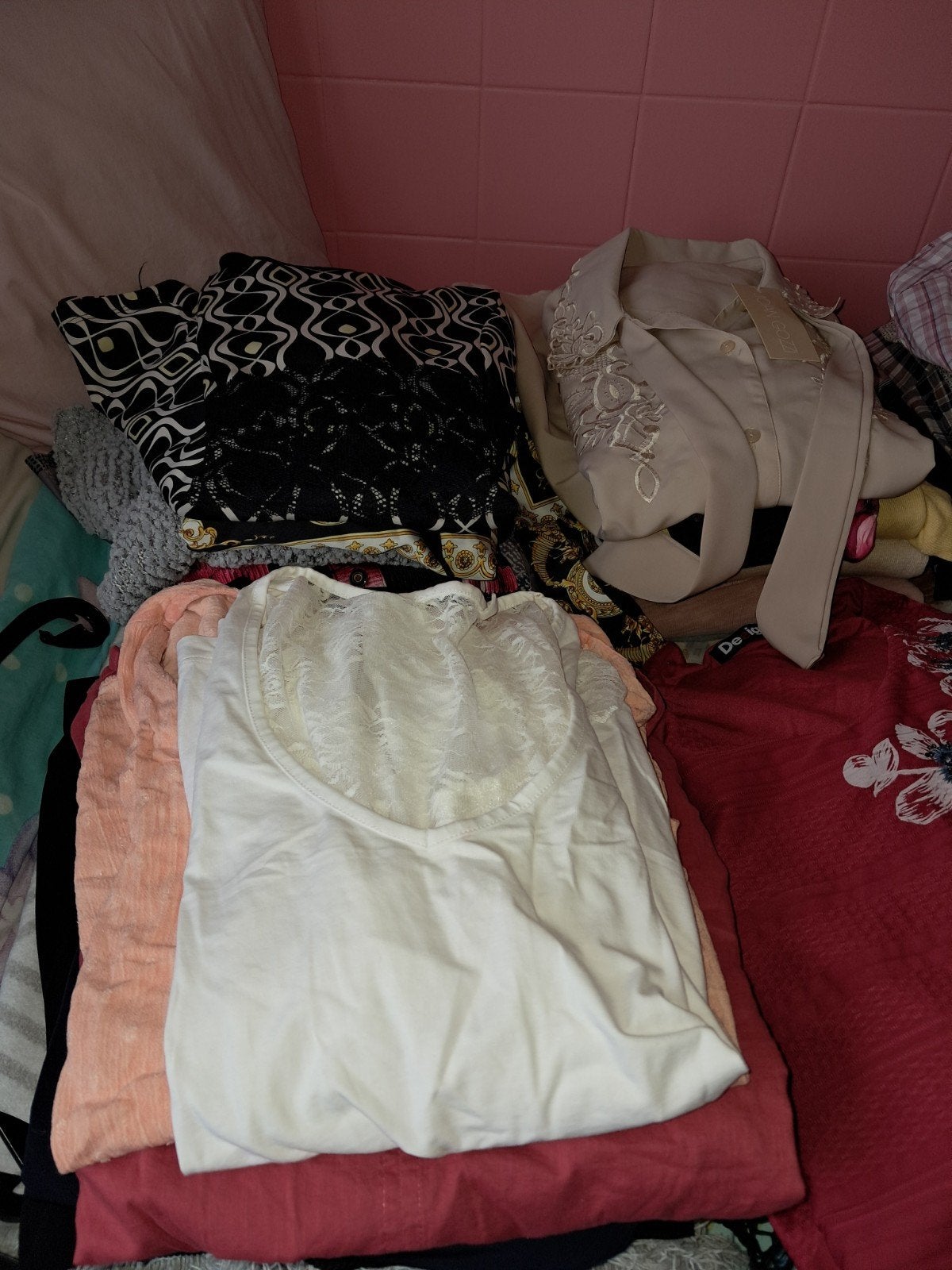 Heel groot lot kleding 10 bom volle dozen, Diversen, Rommelmarktspullen, Ophalen