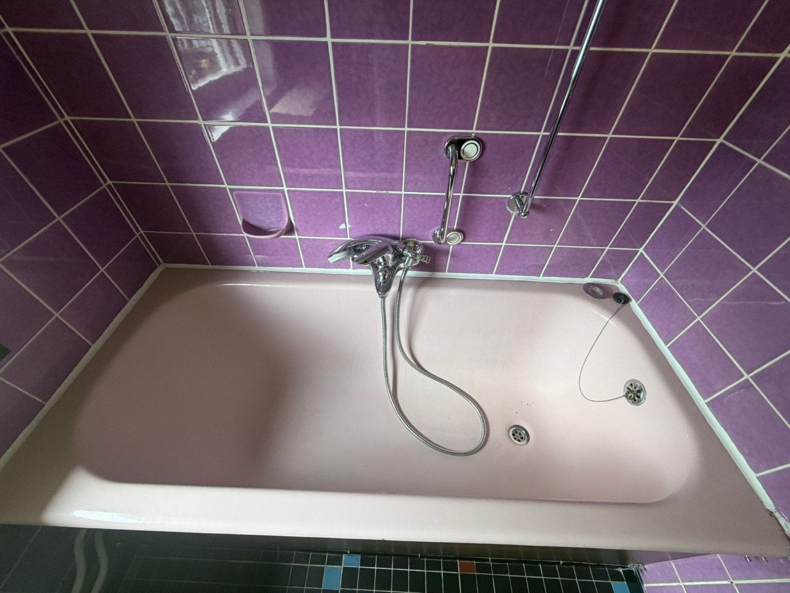 Baignoire rose des années 1960, Enlèvement