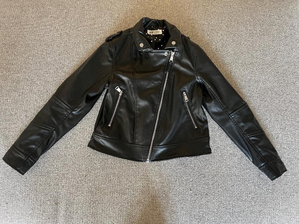 Nepleder jasje H&M zwart maat 140, Kinderen en Baby's, Kinderkleding | Maat 140, Meisje, H&M, Ophalen of Verzenden, Zo goed als nieuw