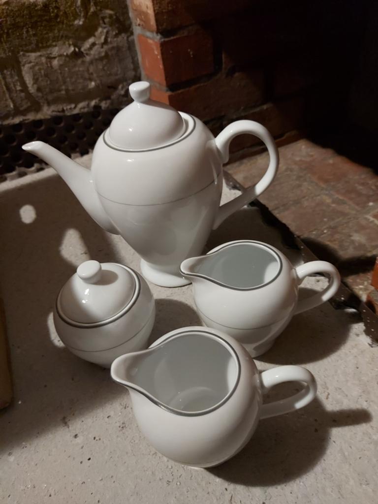 Wit servies met grijze streep aan de rand, Huis en Inrichting, Keuken | Servies, Bord(en), Ophalen