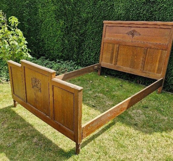 Très ancien lit français 133X190cm avec de belles découpes, Antiquités & Art, Antiquités | Meubles | Lits, Enlèvement