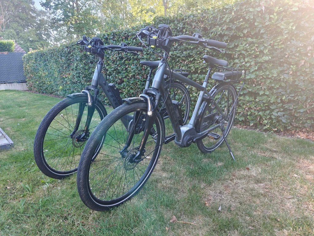 Dames- en herenfiets - stadsfietsen -Trek District+ 2, Fietsen en Brommers, Elektrische fietsen, Ophalen, Zo goed als nieuw, 50 km per accu of meer