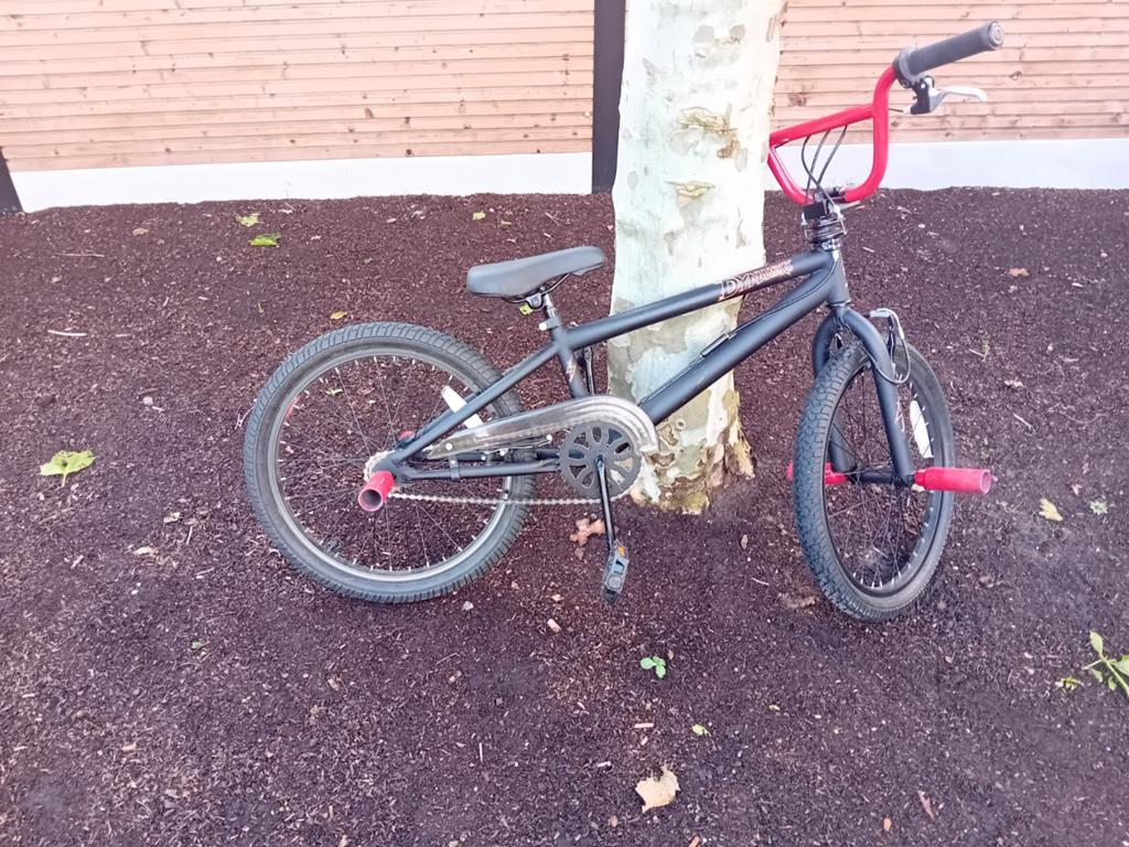 Kinder bmx rood zwart, Ophalen, Velgrem, Stuur 360° draaibaar, Zo goed als nieuw