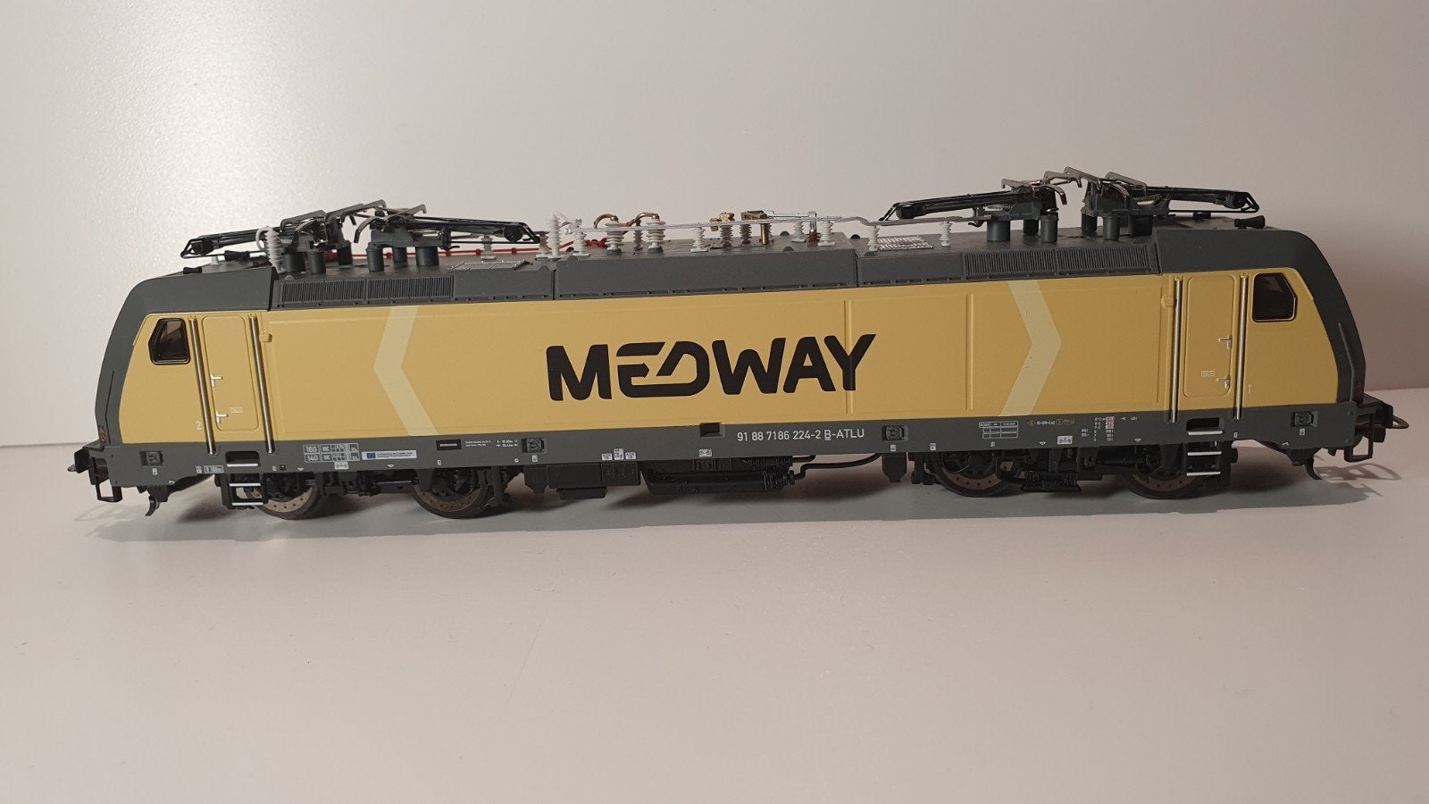 Traxx BR 186 224 Medway België Piko 21630 DC, Zo goed als nieuw, Analoog, Gelijkstroom, Locomotief