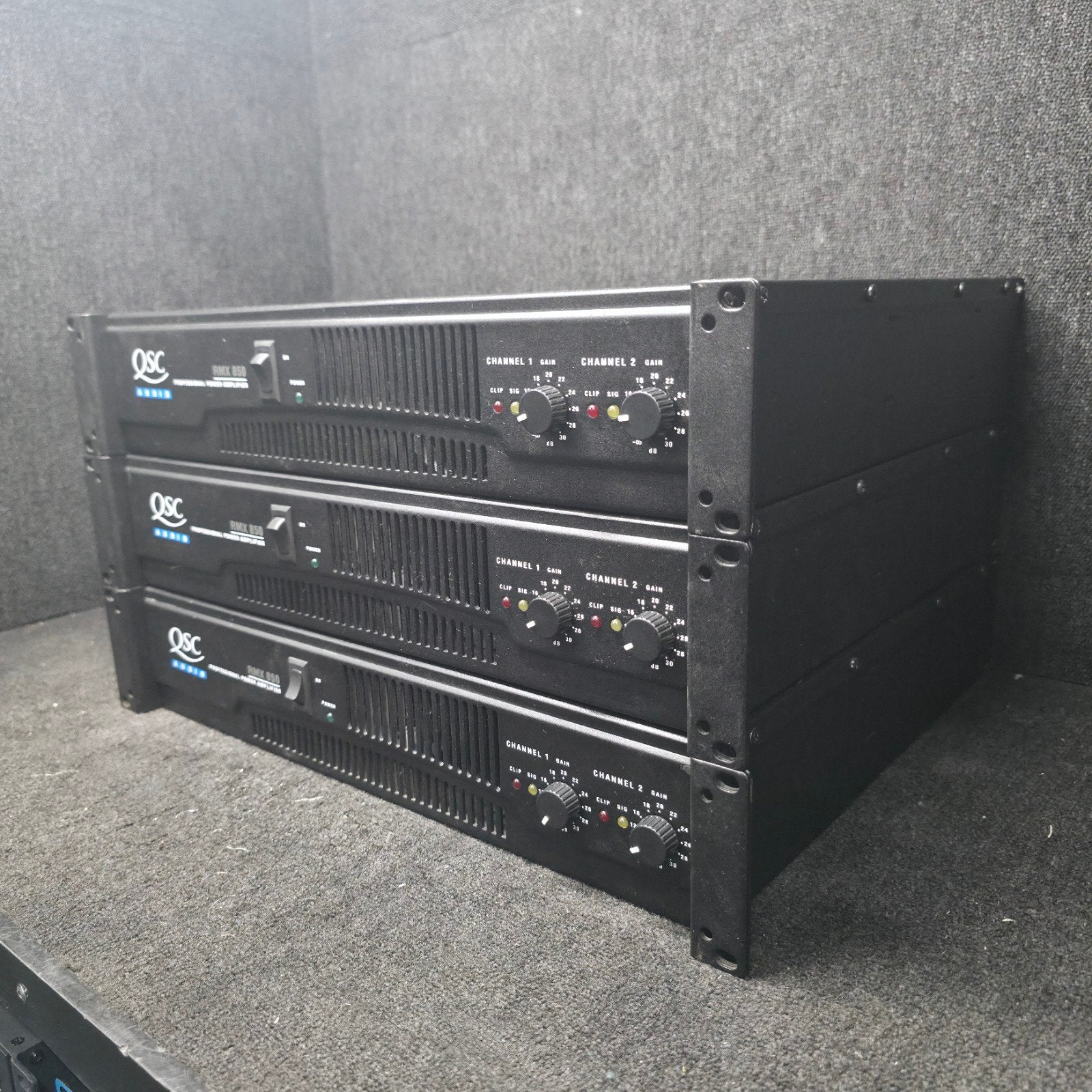 QSC RMX850 versterker 2 x 300 watt met crossover functie, TV, Hi-fi & Vidéo, Enlèvement ou Envoi