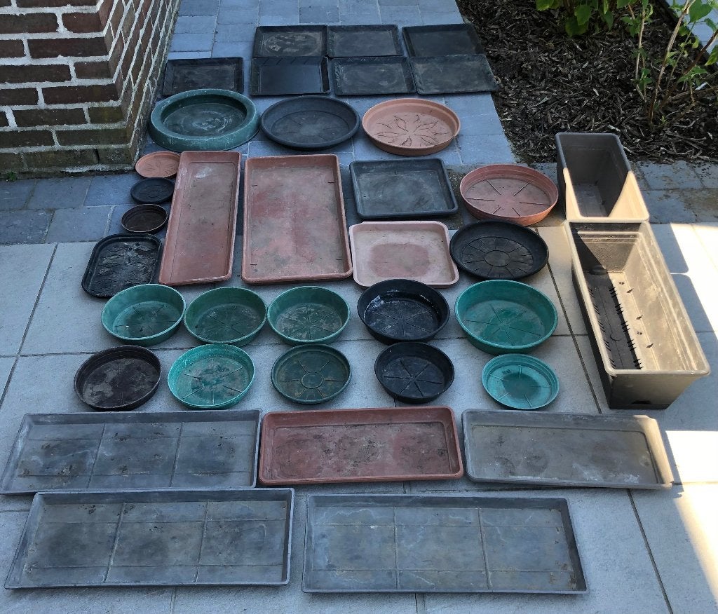 35 onderleggers/opvangschalen voor bloempotten, Ophalen, Zo goed als nieuw, Kunststof